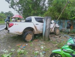 Laka Lantas Di Pemuar Mobil Pick Up Tabrak Pagar Rumah Warga