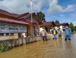 Tingginya Curah Hujan Sebabkan Banjir Bandang, Polsek Sayan Lakukan Monitoring dan Imbau Warga Agar Waspada
