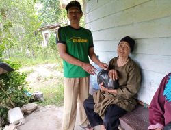 Kades Tanjung Sari Bagikan Bantuan Kepada Warga Terdampak Banjir