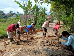 Gotong Royong : Kades Baru dan Warga Perbaiki Ruas Jalan Desa