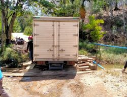 Mobil Box Terperosok Di Jembatan Sungai Kenoko Kecamatan Sayan
