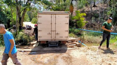 Mobil Box Terperosok Di Jembatan Sungai Kenoko Kecamatan Sayan