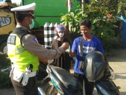 Gelar “Ops Patuh Kapuas 2021”, Satlantas Polres Melawi Bagikan Masker dan Tempelkan Stiker
