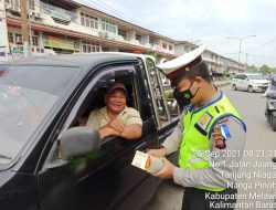 Pam Gereja Ciptakan Kamseltibcarlantas, Satgas Ops Patuh Kapuas Polres Melawi Juga Bagikan Masker