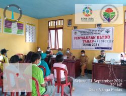 Bagikan BLT DD Tahap Akhir, Kades Yermanto Minta Warga Desa Terapkan Prokes dan Bijak Gunakan Uang Bantuan di Masa Pandemi Covid-19