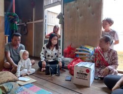 Yessy Melania Sambangi Kediaman Rosnawati, Yang Mengalami Kelumpuhan