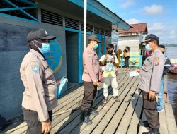 Sambangi Dermaga SDF, Satbinmas Polres Melawi Gelar Mobile Masker