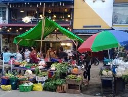 Dilanda Banjir, Pedagang Pasar Tradisional Pindah ke  Tepi Jalan Raya