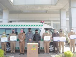 Serahkan Bantuan Ambulans dan Oksigen Konsentrator, Bupati Melawi Minta Masyarakat Tetap Disiplin Prokes