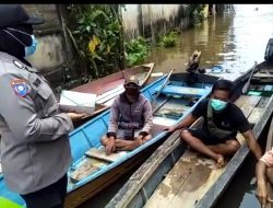 Beri Himbauan Kamtibmas Disaat Banjir, Satbinmas Polres Melawi Sambangi Masyarakat