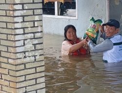 Peduli Banjir, BAZNAS, PMI Melawi, Ansor, Banser, Fatayat dan Kemenag Serahkan Bansos di Sejumlah Desa