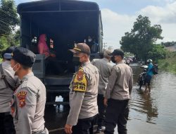 Berikan Pelayanan Prima, Polres Melawi Bantu Masyarakat Lewati Banjir