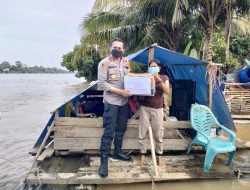 Peduli Warga Terdampak Banjir, Kapolres Melawi, AKBP Sigit dan PJU Gelar Bakti Sosial