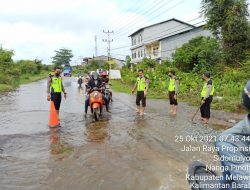 Pasca Banjir Beberapa Titik Jalan Berlobang, Anggota Satlantas Polres Melawi Lakukan Pengaturan Lalu Lintas