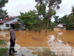 Personil Polsek Ella Hilir Lakukan Monitoring Situasi Banjir di Wilayah Hukumnya