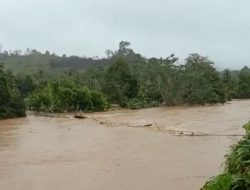 Banjir di Kecamatan Ambalau Hanyutkan Rumah Warga dan Putuskan Jembatan Gantung