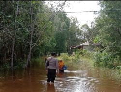 Meluapnya Air Sungai Ketungau, Personil Polsek Lakukan Patroli dan Monitoring