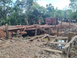 Polsek Sayan Bersama Forkopimcam Bangun Jembatan Darurat Di Sungai Kenoka