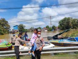 Polsek Nanga Pinoh Bantu Evakuasi Warga Terdampak Banjir Luapan Sungai Pinoh dan Melawi