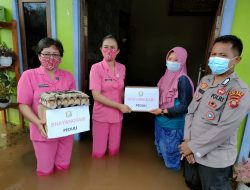 Ketua Bhayangkari dan Kapolres Melawi Salurkan Sembako Kepada Anggota dan Warakawuri Yang Terdampak Banjir