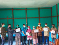 Bhabinkamtibmas Polsek Kota Baru Awasi Penyaluran BLT-DD Tahap Akhir TA 2021 Desa Madong Raya