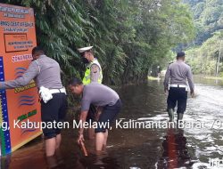 Hari Pertama Ops Zebra Kapuas 2021 Satlantas Polres Melawi Pasang Benner Di Titik Jalan Yang Terendam Banjir