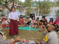 Polsek Nanga Pinoh dan Satgas Preemtif Ops Zebra Berikan Trauma Healing Kepada Anak – anak Terdampak Banjir