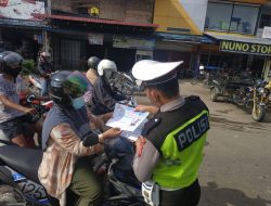 Satgas Ops Zebra Kapuas 2021 Polres Melawi Bagikan Masker dan Stiker Ajakan Prokes Serta Vaksin