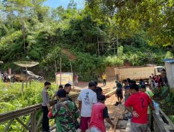 Polsek Sayan Bersama Warga Kerja Bakti Perbaiki Jembatan Sungai Sayan