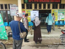 Edukasi Tentang Penggunaan Aplikasi PeduliLindungi Diberikan Personil Ops Zebra Kapuas 2021 Polres Melawi