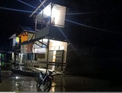 Debit Air Sungai Melawi Naik Polsek Menukung Lakukan Monitoring