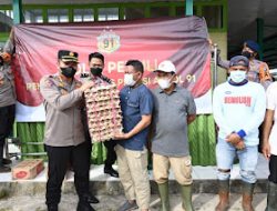 Dari Hati, Wakapolda Kalsel Bantu Warga Terdampak Banjir HST