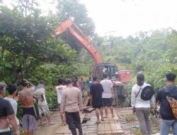 Truck Bermuatan Sembako Terperosok Di Jembatan Desa Maboi