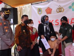 Launching Vaksinasi Perdana Merdeka Anak di SDN 06 Nanga Pinoh, Wabup Drs.Kluisen Didampingi Kapolres Melawi
