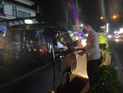 Personel Polres Melawi Bagikan Masker Di Pusat Keramaian, Wujudkan Malam Minggu Aman dan Warga Taat Prokes