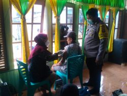 Berikan Pelayanan Prima, Polsek Menukung Bersama Tim Vaksinator Covid-19 Sambangi Langsung Warga