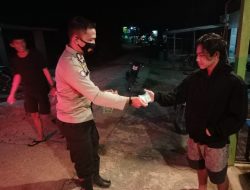 Polsek Menukung Sapa Warga dan Ajak Patuhi Prokes
