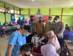 Polsek Bersama Puskesmas Kota Baru Gelar Vaksinasi Merdeka Anak di SDN 1