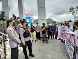 Warga Demo di Kantor Bupati Melawi, Minta Izin HGU PT RKA Dicabut