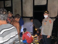 Kebakaran Hanguskan 2 Rumah Di Desa Durian Jaya, Kapolsek Kota Baru Pimpin Langsung Pengecekan Dan Olah TKP