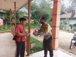 Berikan Masker ke Warga Yang Tidak Prokes, Kapolsek Menukung: Ini Akan Terus Kami Lakukan