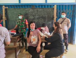 Masyarakat Beserta Siswa-Siswi SDN 16 Desa Pelaik Keruap Menukung Terima Vaksinasi