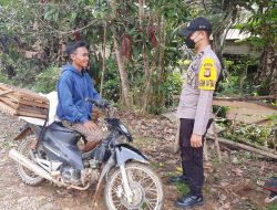 Sambangi Warga,  Bhabinkamtibmas Polsek Sokan Ajak Patuhi Prokes dan Vaksin