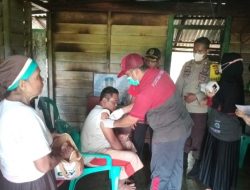 Kejar Target, Polsek Belimbing Bersama Team Vaksinator Lakukan Vaksinasi Door to Door di Desa Belonsat