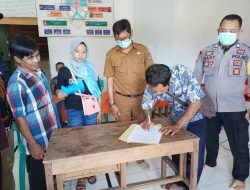 Bhabinkamtibmas Polsek Nanga Pinoh Hadiri Penyelesaian Perselisihan Keluarga di Kantor Desa Tembawang Panjang