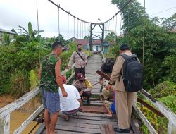 Polsek Kota Baru Bersama Warga Kerja Bakti Perbaiki Jembatan Gantung