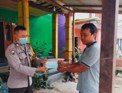 KRYD Door to Door, Bhabinkamtibmas Polsek Ella Hilir Juga Bagikan Masker Ke Warga
