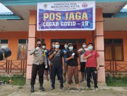 Bhabinkamtibmas Polsek Menukung Kunjungi Perangkat Desa dan Ajak  Warga Jaga Kamtibmas Serta Patuhi Prokes