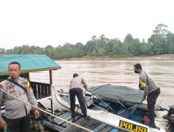 Patroli Rutin di Jalur Sungai, Ini Pesan Kapolsek Nanga Pinoh ke Masyarakat
