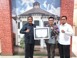 Plt Bupati Bekasi Serahkan Penghargaan Menteri Pariwisata Ekonomi Kreatif Kepada Pengelola Desa Wisata Hegarmukti
